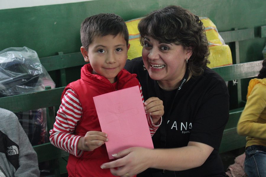 Grupo de niños de una comunidad rural sonriendo